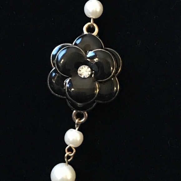 ⚜️• Pearls & Enamel/Rhinestone Necklace - Picture 4 of 8